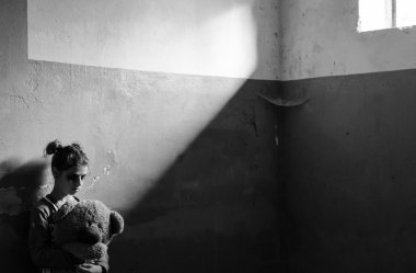 Gizleme veya bodrumda kilitli küçük üzgün kız