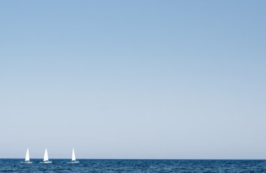 Deniz güneşli yaz gününde üzerinde üç sailsboat