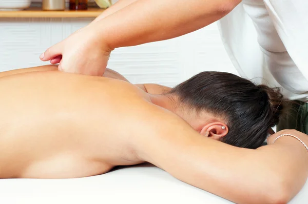 Jóvenes mujeres recibiendo masaje de espalda en el salón de masajes —  Fotos de Stock