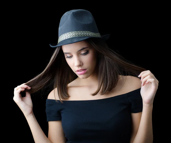 Portret piękna brunetka dziewczyna w czarnym kapeluszu i czarny sweter — Zdjęcie stockowe
