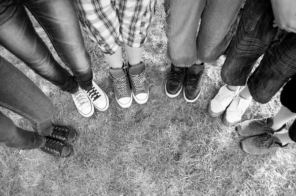 Benen en sneakers van tiener jongens en meisjes — Stockfoto