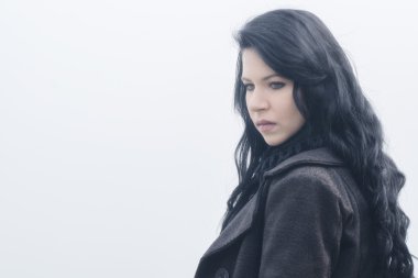 Sonbahar sis güzel üzgün kız portresi