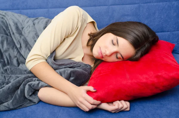 Bella adolescente che dorme sul letto — Foto Stock