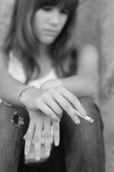 Adolescente fumando cigarro ao ar livre — Fotografia de Stock