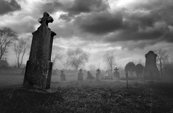 Vecchio cimitero raccapricciante in giorno d'inverno tempestoso in bianco e nero — Foto Stock