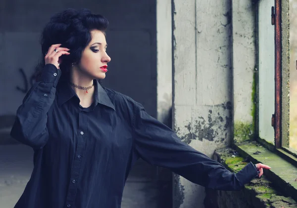 Portrait of beautiful lonely and sad goth girl in abadoned build — Stock Photo, Image