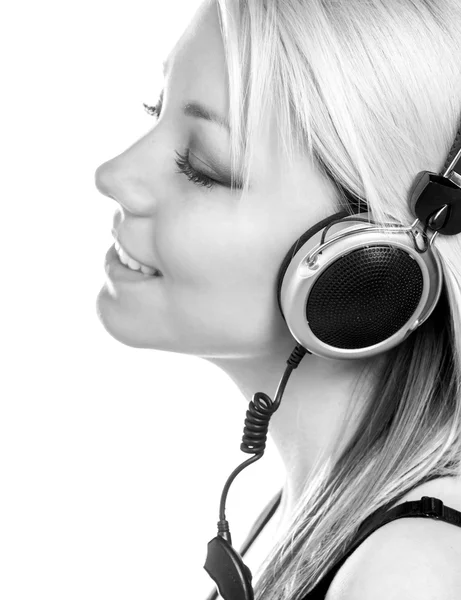 Hermosa chica adolescente feliz escucha música a través de los auriculares aislados en blanco —  Fotos de Stock