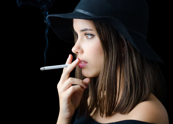 Portrait of the beautiful elegant girl smoking cigarette — Stock Photo, Image