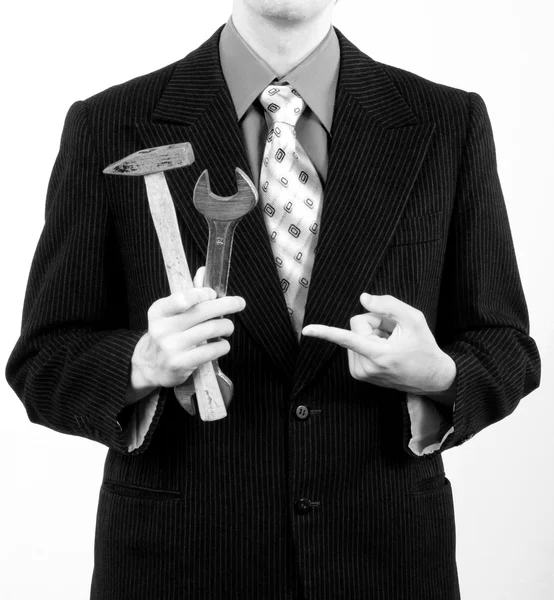 Empresário segurando chave e martelo isolado em branco — Fotografia de Stock