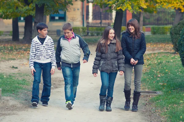 Felice ragazzi e ragazze adolescenti nel parco primaverile — Foto Stock