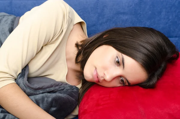 Schönes trauriges Teenager-Mädchen, das sich ausruht und auf dem Sofa schläft — Stockfoto
