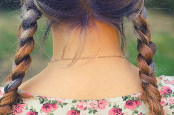 Schöne verdrehte Haare von Teenager-Mädchen aus dem Rücken starb in blau, p — Stockfoto