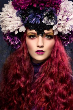 Çiçekli güzel kadın.