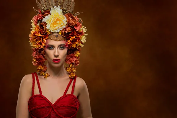 Belle femme avec des fleurs aux couleurs automnales — Photo