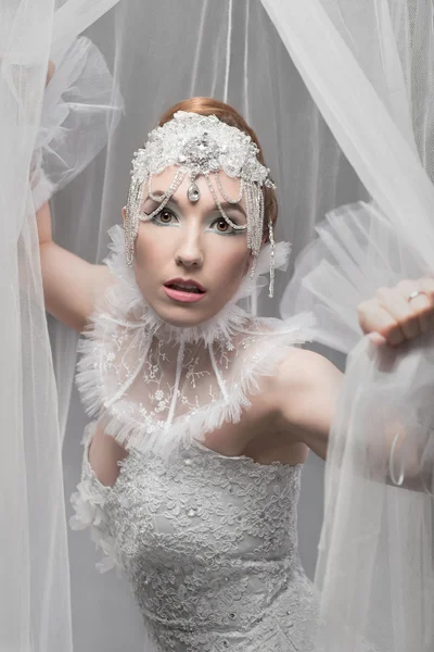 Mulher bonita em tule branco — Fotografia de Stock