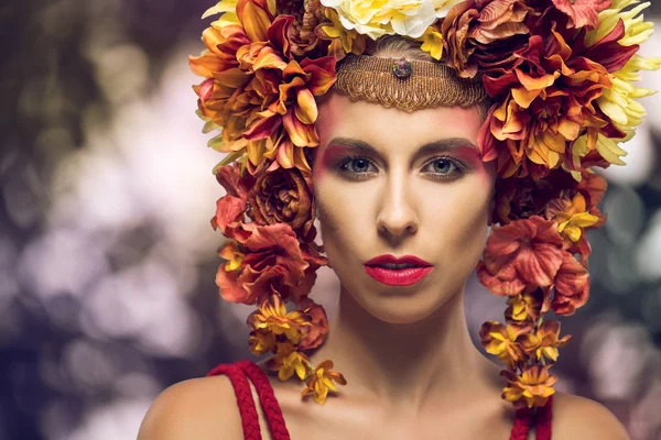 Porträtt av en vacker kvinna med blommor — Stockfoto