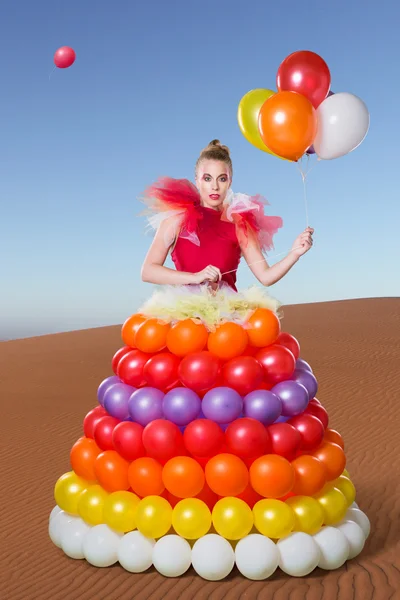 Hermosa mujer en vestido de globo — Foto de Stock