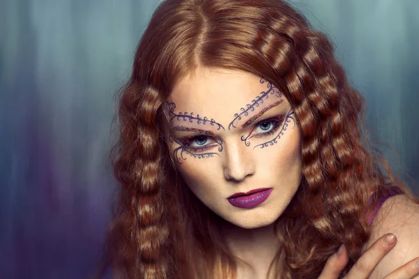 Vacker kvinna i kreativa makeup — Stockfoto