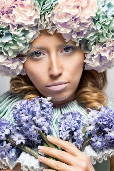 Belle femme avec des fleurs — Photo