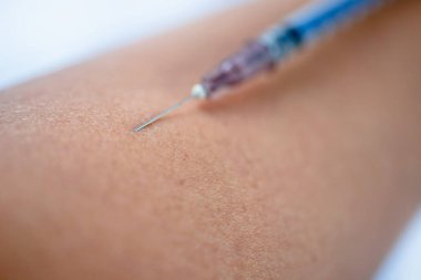 Şırınga deriye saplanıyor. Aşılanıyor..