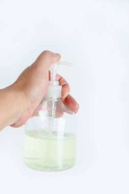 El dezenfektanına elinle bas.