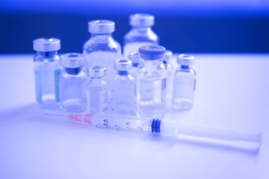 Laboratuvardaki şırıngaları ve iksirleri kapatın.