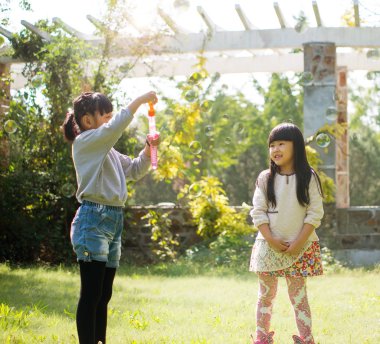 Sabun köpüğü üfleme çocuk 