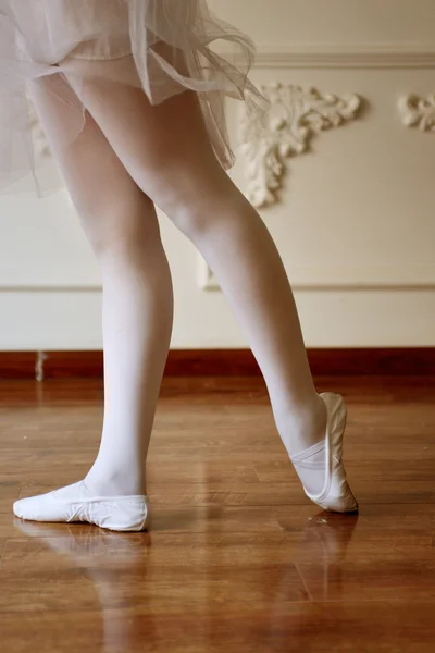 Close-up gadis balet kaki — Stok Foto