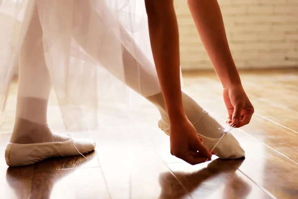 Seçme dans ayakkabıları ve eller — Stok fotoğraf
