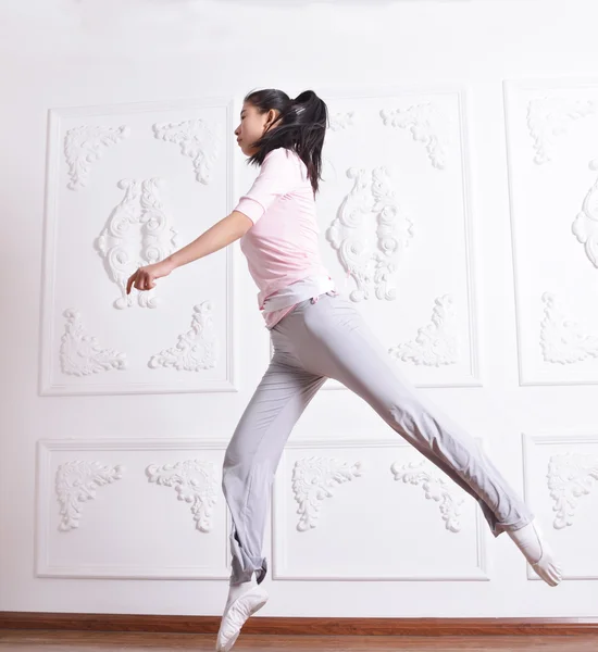 Girl jumping — Stock Photo, Image