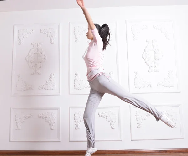 Girl jumping — Stock Photo, Image