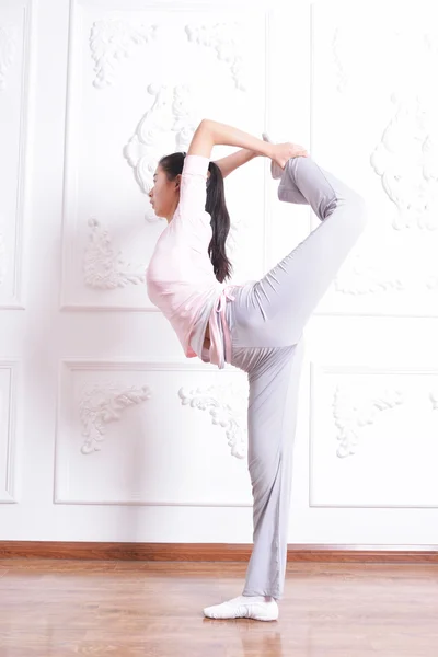 Yoga equilibrio tracción —  Fotos de Stock