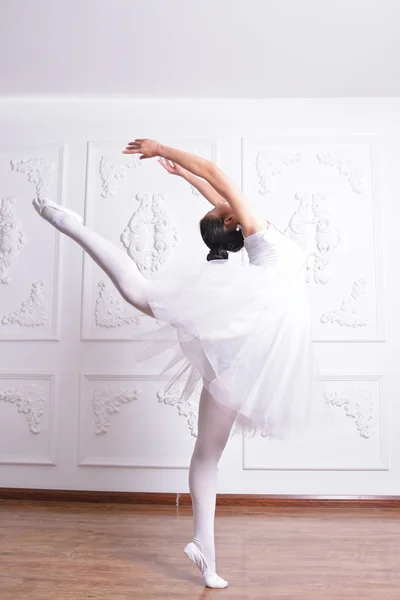 Stretching Ballet actress — Stock Photo, Image