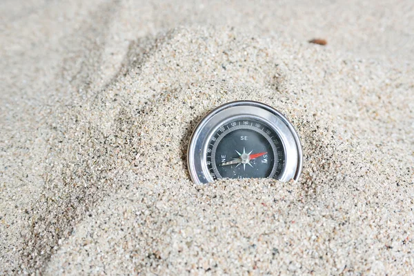 The compass and desert — Stock Photo, Image