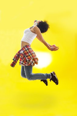 hip-hop dansçısı atlama 