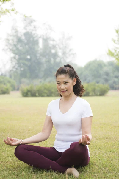 Mujer mayor Yoga Zen — Foto de Stock