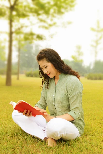 Elderly woman reading — Stock Photo, Image