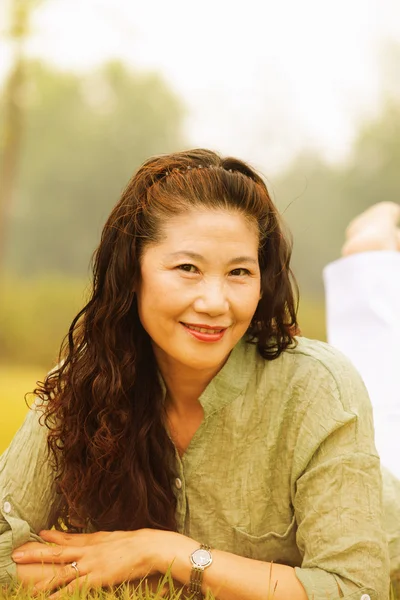 Retrato de senhora idosa sorridente — Fotografia de Stock