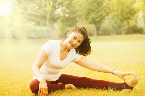 Oudere vrouw training — Stockfoto