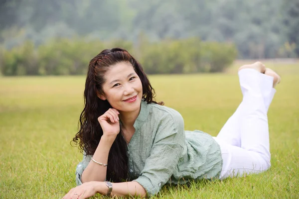 芝生の上の笑顔の年上の女性 — ストック写真