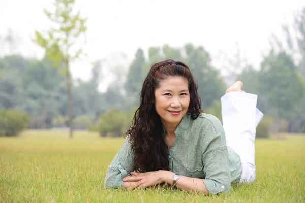 微笑在草坪上的老女人 — 图库照片