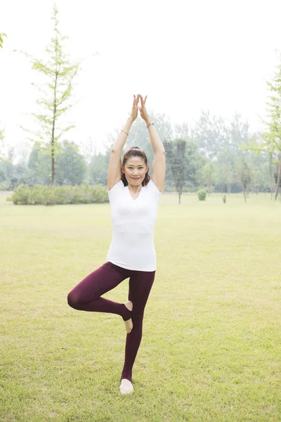 Oudere vrouw Yoga — Stockfoto