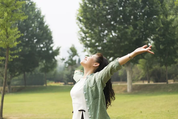 Oudere vrouwen ontspannen in het park — Stockfoto