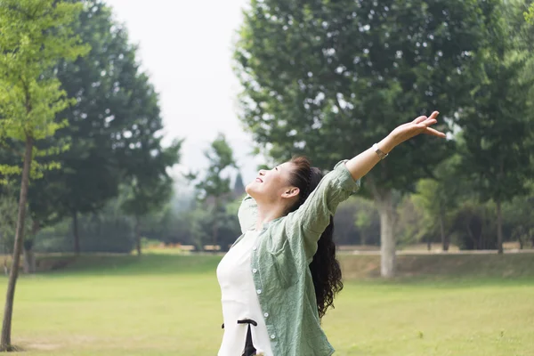 Oudere vrouwen schakelde leven — Stockfoto