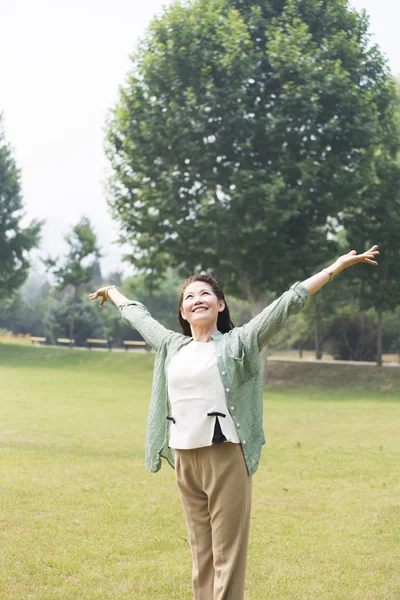 年配の女性が公園でのんびり — ストック写真