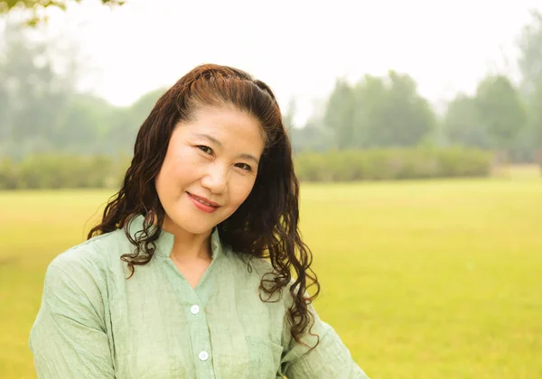 Beautiful old woman outdoor portrait — Stock Photo, Image