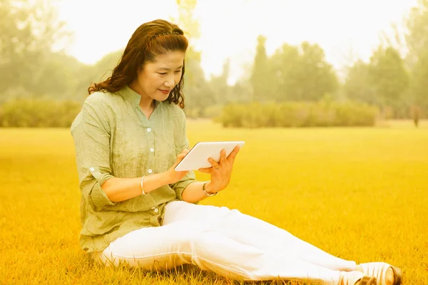 Mulheres usam computadores tablet — Fotografia de Stock