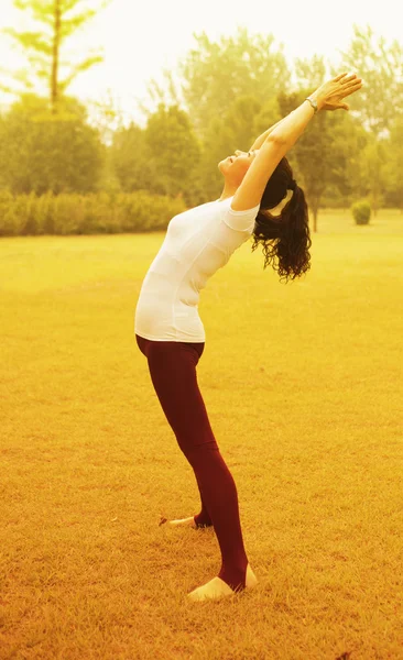 Äldre kvinna Yoga — Stockfoto