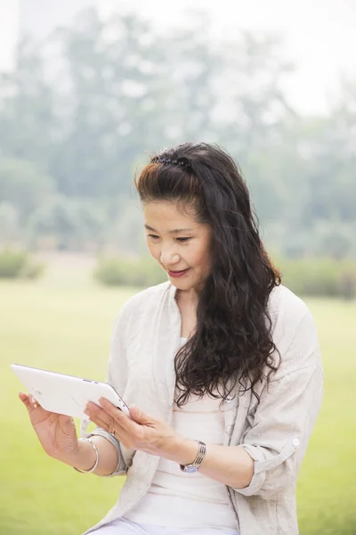 Elderly woman holding a Tablet — Stock Photo, Image