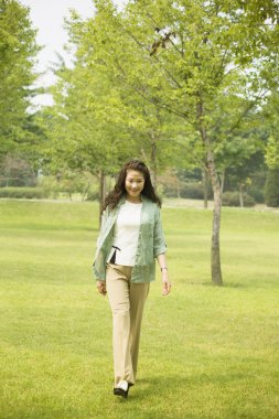 Eski insanlar bir yürüyüş için gidiyor